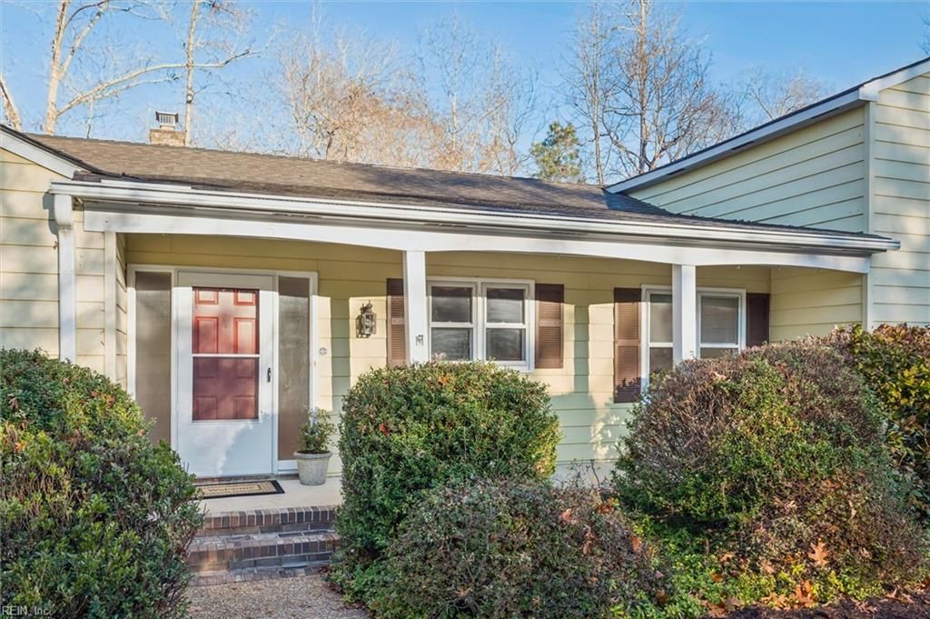 Photo of 5 West Circle, Williamsburg, VA 23185 (MLS # 10616348)