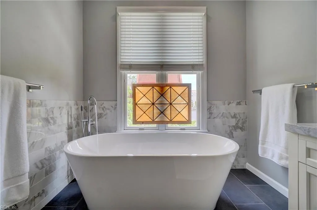 Norfolk, Virginia 23510, United States, 5 Bedrooms Bedrooms, ,5 BathroomsBathrooms,Residential,Pending,140828