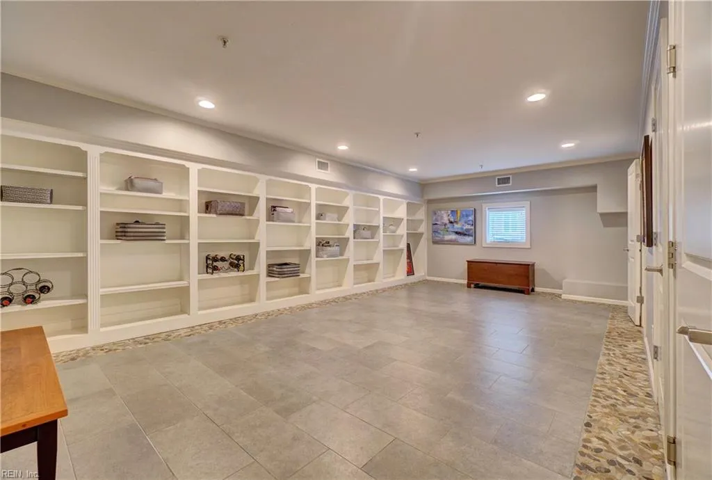 Norfolk, Virginia 23510, United States, 5 Bedrooms Bedrooms, ,5 BathroomsBathrooms,Residential,Pending,140828