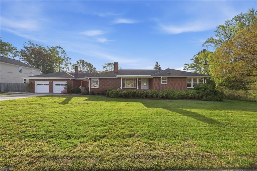 Photo of 204 E McGinnis Circle, Norfolk, VA 23502 (MLS # 10629186)