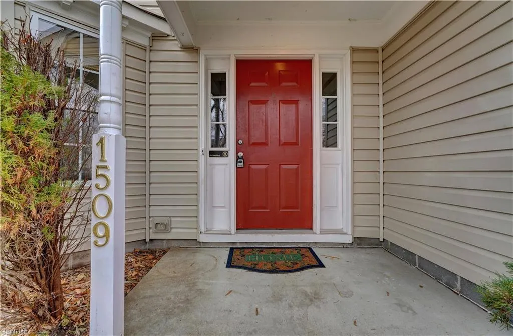 Virginia Beach, Virginia 23453, United States, 4 Bedrooms Bedrooms, ,3 BathroomsBathrooms,Residential,Pending,26570