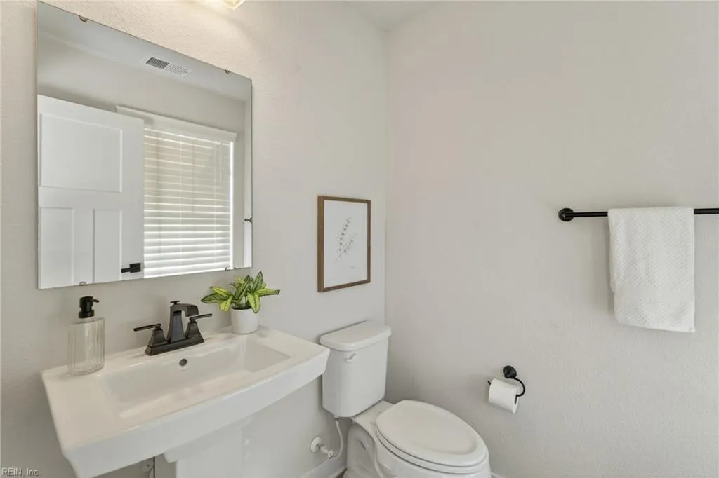 Chesapeake, Virginia 23323, United States, 4 Bedrooms Bedrooms, ,3 BathroomsBathrooms,Residential,Active,239942