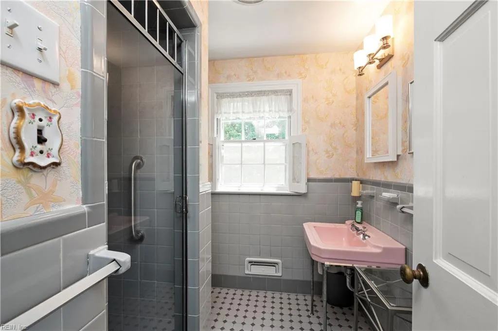 Virginia Beach, Virginia 23451, United States, 5 Bedrooms Bedrooms, ,3 BathroomsBathrooms,Residential,Active,158663