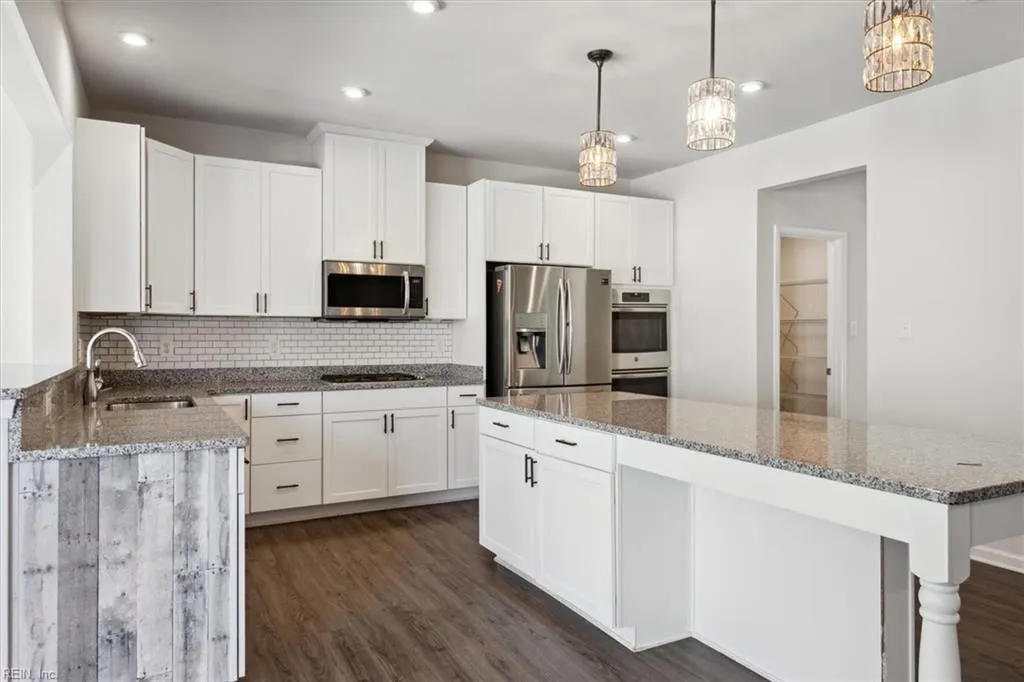 Williamsburg, Virginia 23185, United States, 4 Bedrooms Bedrooms, ,4 BathroomsBathrooms,Residential,Active,5124