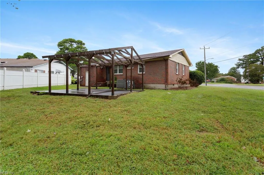 Portsmouth, Virginia 23701, United States, 3 Bedrooms Bedrooms, ,1 BathroomBathrooms,Residential,Pending,43029