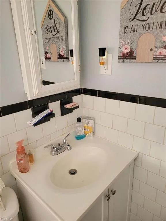 Portsmouth, Virginia 23701, United States, 3 Bedrooms Bedrooms, ,1 BathroomBathrooms,Residential,Pending,43029