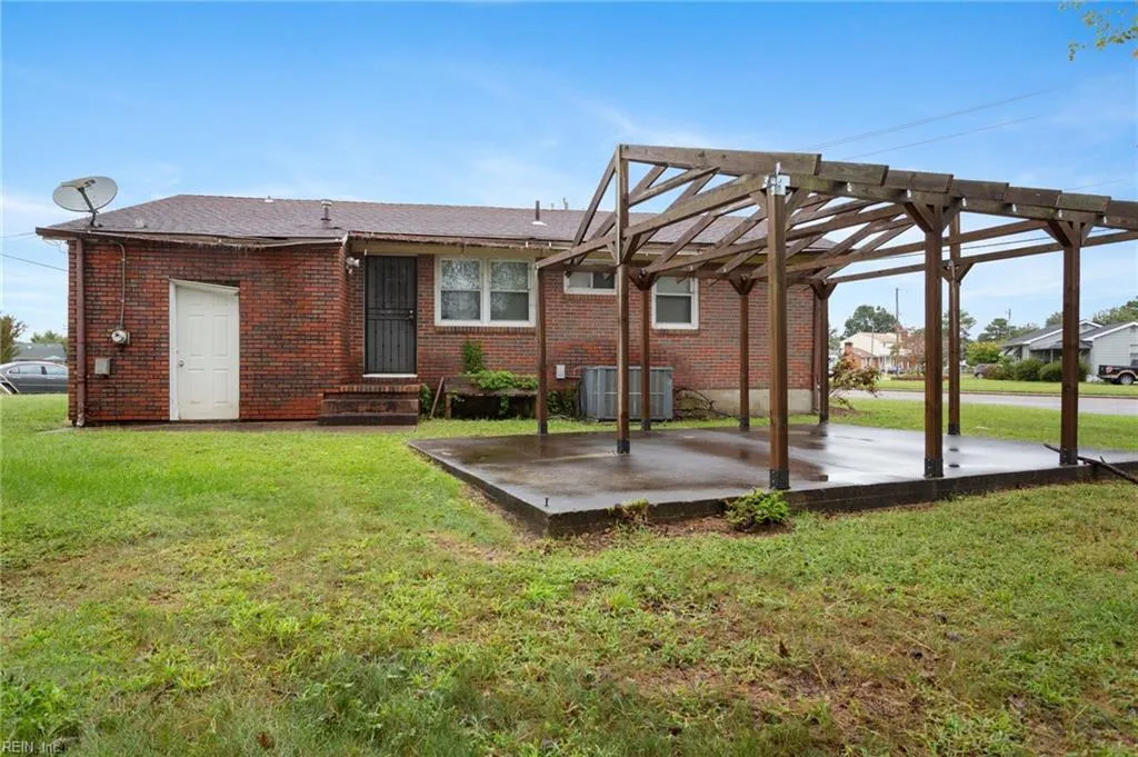 Portsmouth, Virginia 23701, United States, 3 Bedrooms Bedrooms, ,1 BathroomBathrooms,Residential,Pending,43029