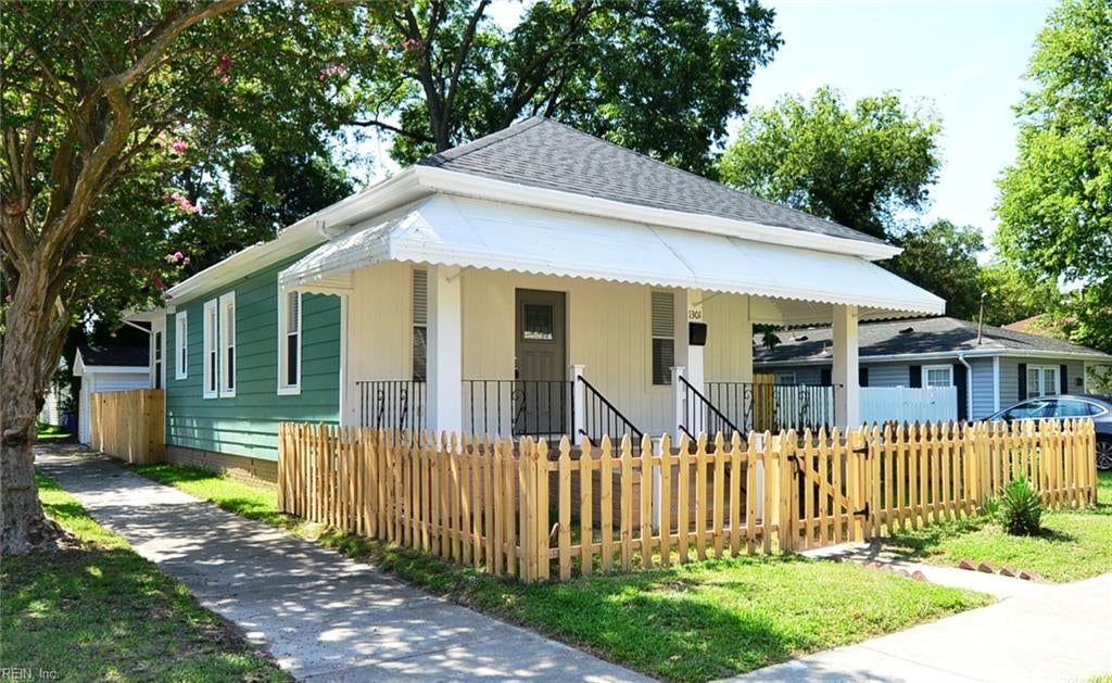 Photo of 1301 W 37th Street, Norfolk, VA 23504 (MLS # 10653508)