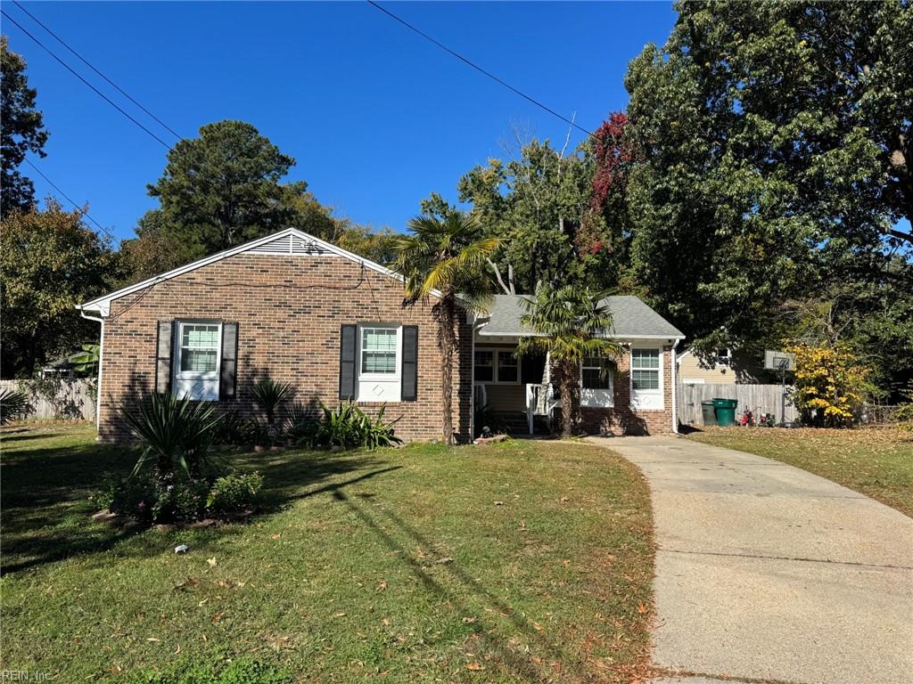 Photo of 29 Effingham Place, Newport News, VA 23608 (MLS # 10660120)