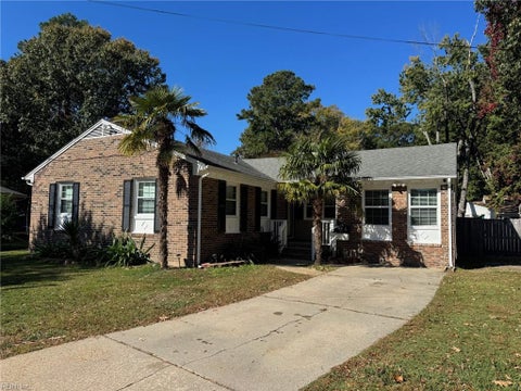Photo of 29 Effingham Place, Newport News, VA 23608 (MLS # 10660120)