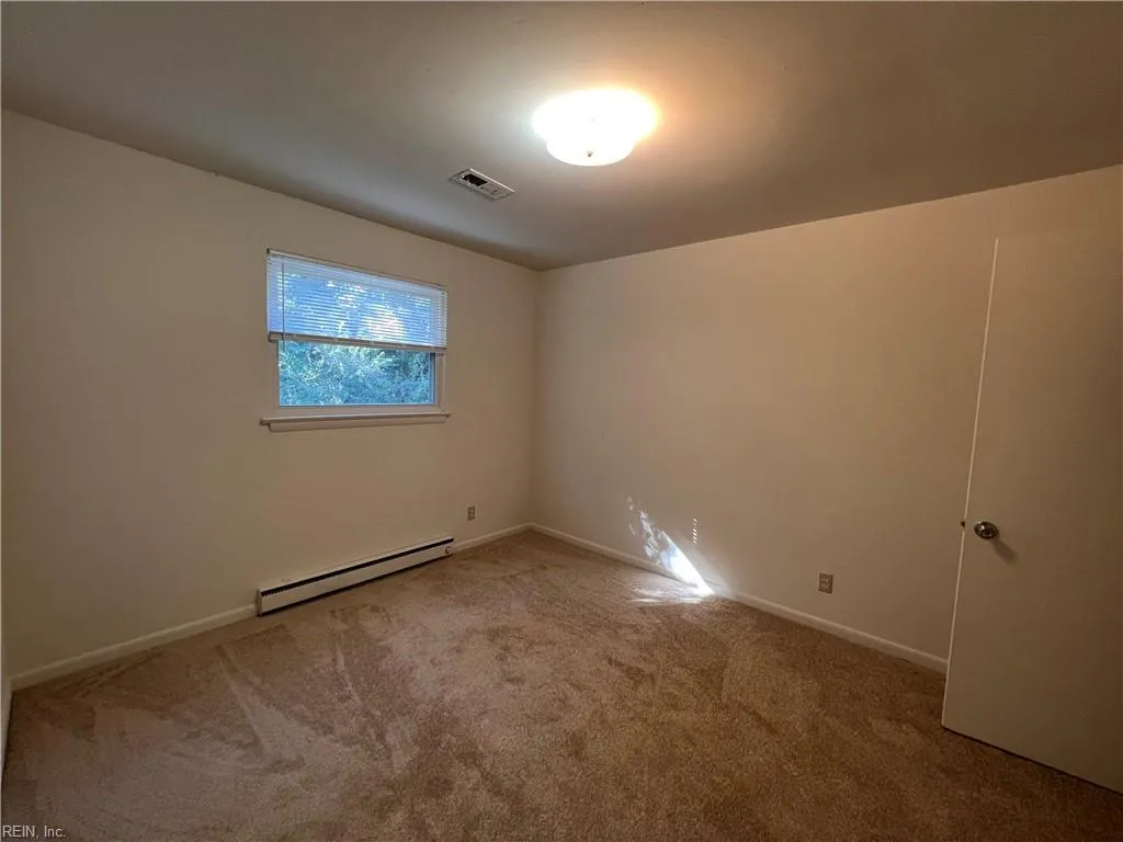Portsmouth, Virginia 23707, United States, 2 Bedrooms Bedrooms, ,1 BathroomBathrooms,Residential,Pending,95672