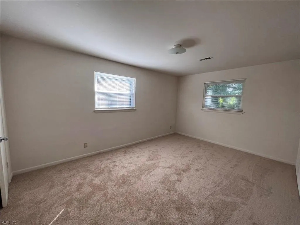 Portsmouth, Virginia 23707, United States, 2 Bedrooms Bedrooms, ,1 BathroomBathrooms,Residential,Pending,95672
