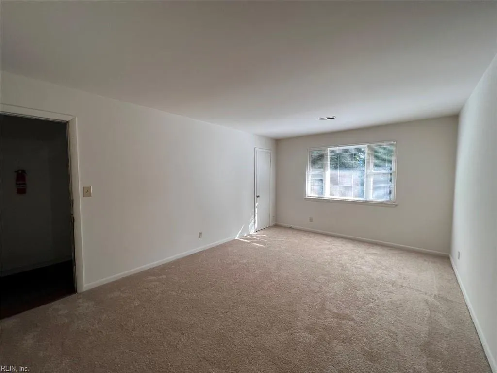 Portsmouth, Virginia 23707, United States, 2 Bedrooms Bedrooms, ,1 BathroomBathrooms,Residential,Pending,95672