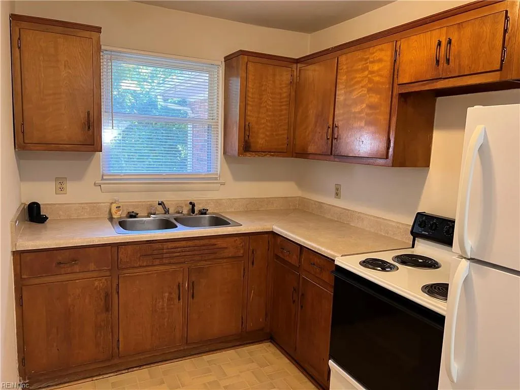 Portsmouth, Virginia 23707, United States, 2 Bedrooms Bedrooms, ,1 BathroomBathrooms,Residential,Pending,95672