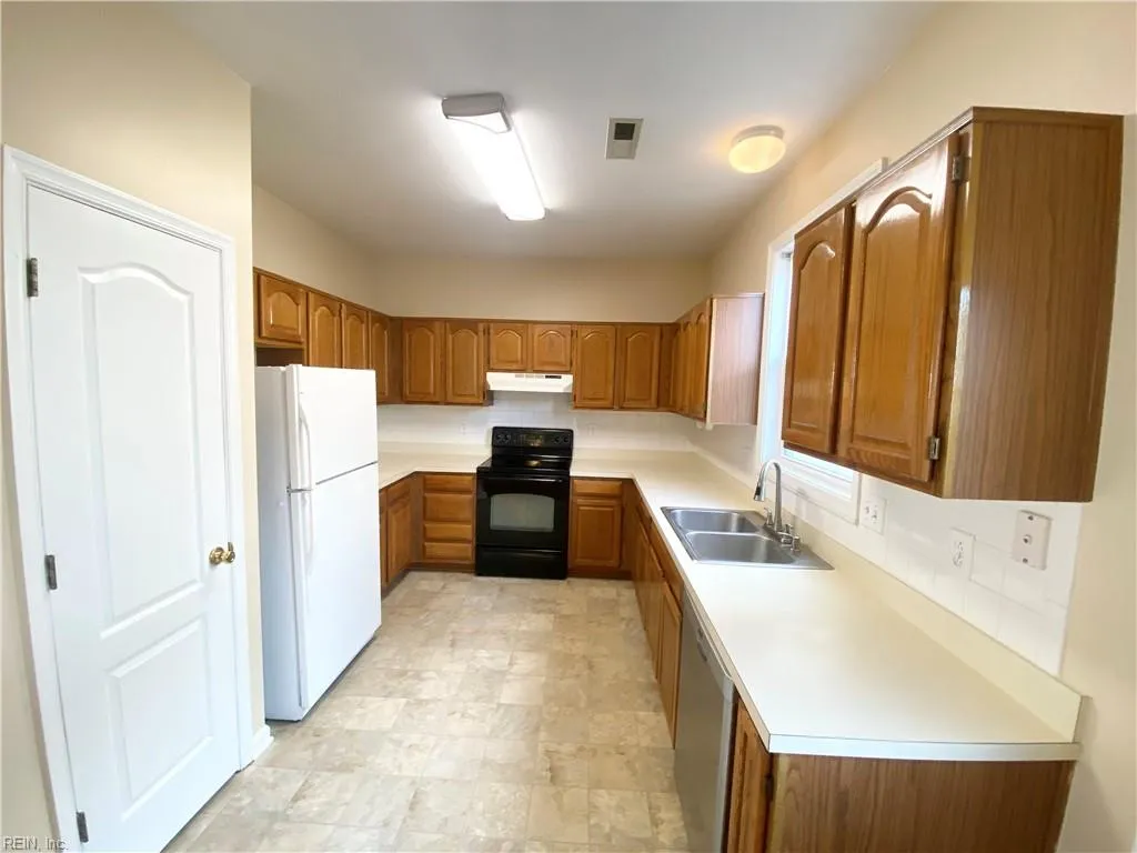 Chesapeake, Virginia 23320, United States, 3 Bedrooms Bedrooms, ,3 BathroomsBathrooms,Residential,Pending,11525