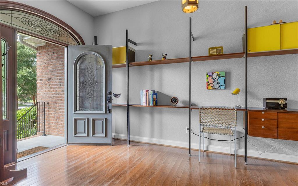 2544 Bombay LNDG