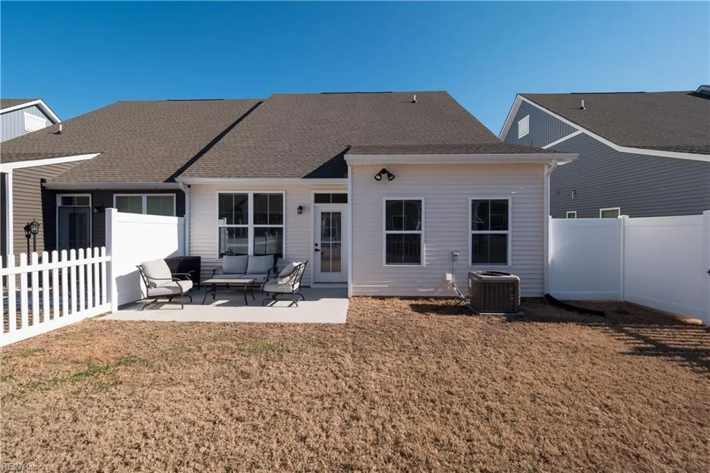 Smithfield, Virginia 23430, United States, 3 Bedrooms Bedrooms, ,3 BathroomsBathrooms,Residential,Pending,20301