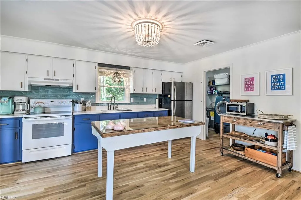 Deltaville, Virginia 23043, United States, 3 Bedrooms Bedrooms, ,1 BathroomBathrooms,Residential,Active,96919