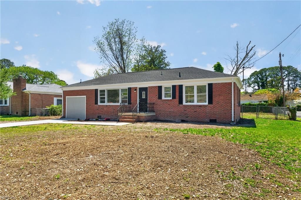 Photo of 19 SAINT ALBANS Drive, Hampton, VA 23669 (MLS # 10629431)