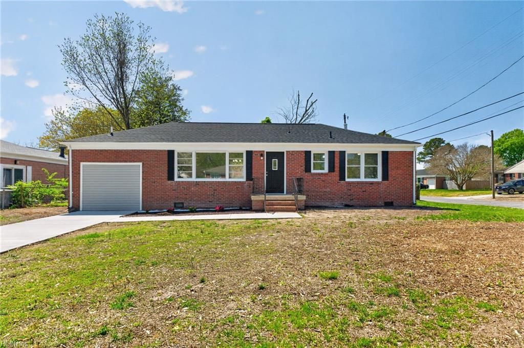 Photo of 19 SAINT ALBANS Drive, Hampton, VA 23669 (MLS # 10629431)