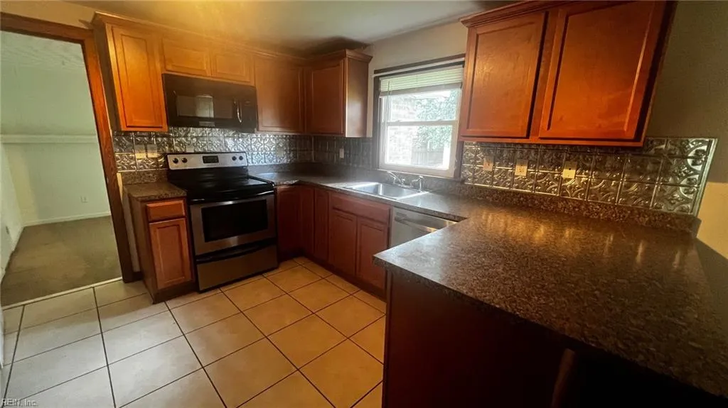 Portsmouth, Virginia 23703, United States, 3 Bedrooms Bedrooms, ,2 BathroomsBathrooms,Residential,Pending,181201