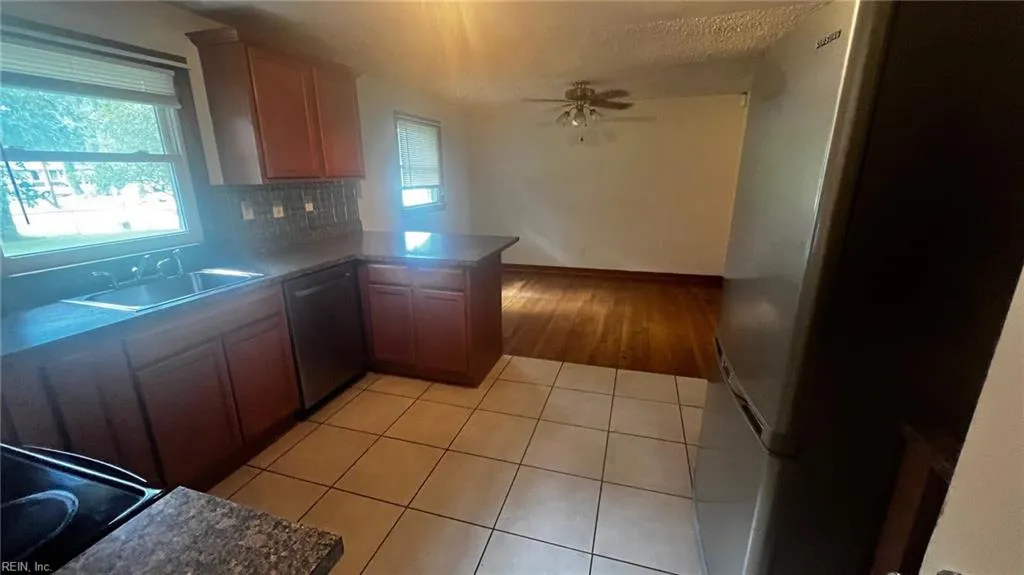 Portsmouth, Virginia 23703, United States, 3 Bedrooms Bedrooms, ,2 BathroomsBathrooms,Residential,Pending,181201