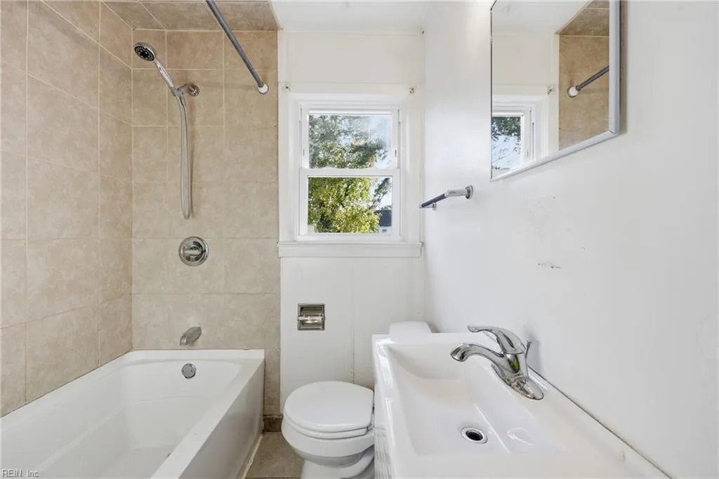 Portsmouth, Virginia 23701, United States, 4 Bedrooms Bedrooms, ,1 BathroomBathrooms,Residential,Active,244111