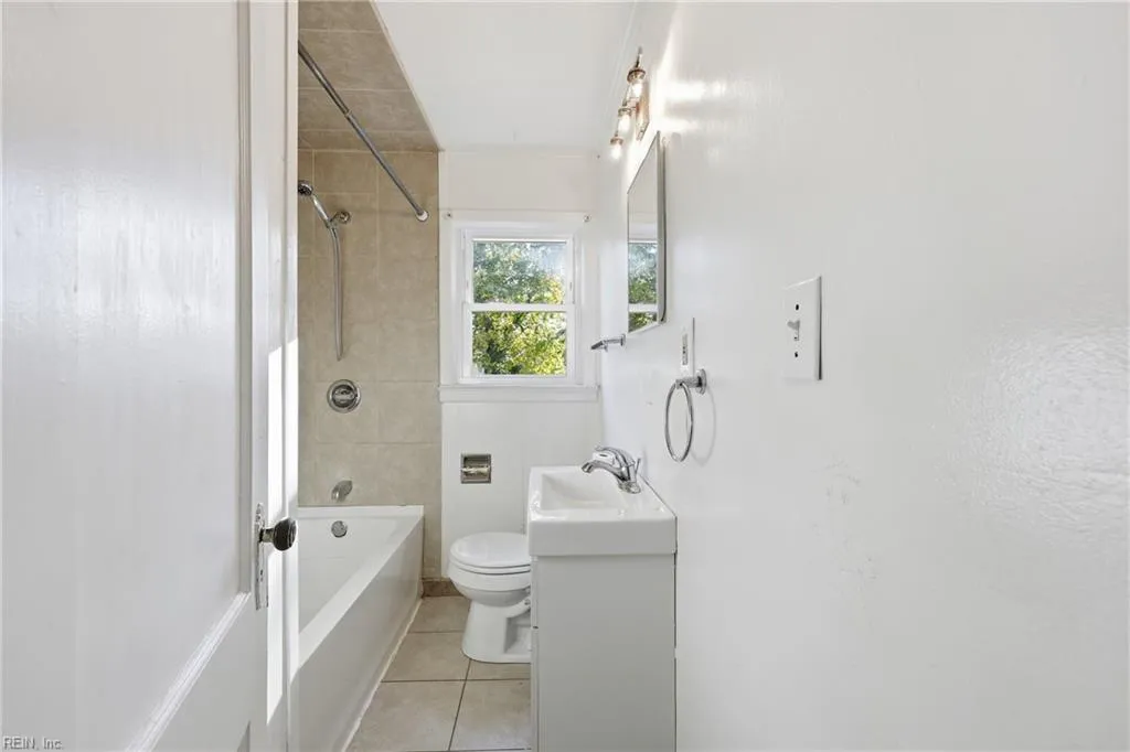 Portsmouth, Virginia 23701, United States, 4 Bedrooms Bedrooms, ,1 BathroomBathrooms,Residential,Active,244111