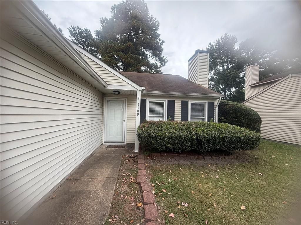 Photo of 1109 Mill Lake Quarter, Chesapeake, VA 23320 (MLS # 10607842)