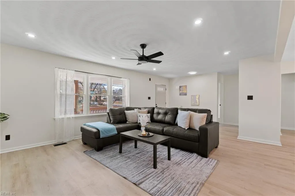 Suffolk, Virginia 23434, United States, 4 Bedrooms Bedrooms, ,2 BathroomsBathrooms,Residential,Pending,26351