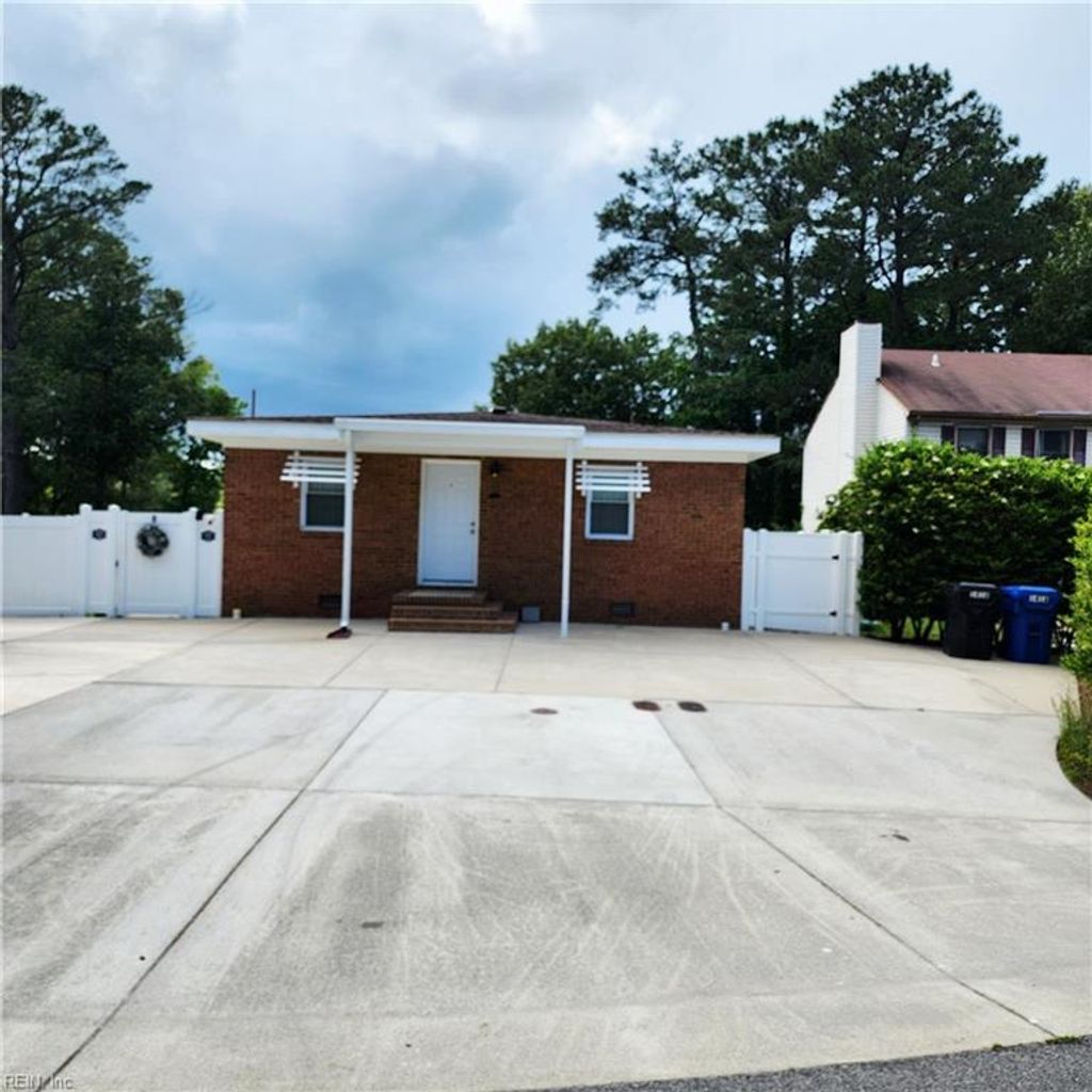 Photo of 141 N Palm Avenue #B, Virginia Beach, VA 23452 (MLS # 10636382)
