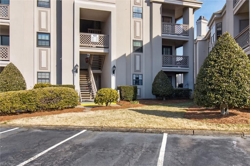 Photo of 423 Harbour Point #304, Virginia Beach, VA 23451 (MLS # 10622932)