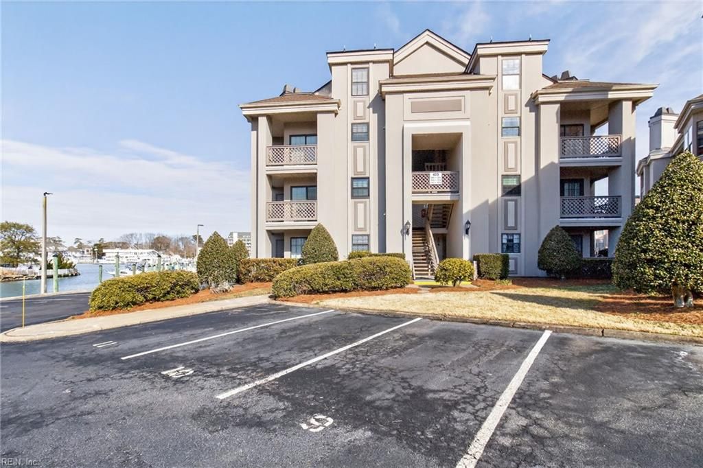 Photo of 423 Harbour Point #304, Virginia Beach, VA 23451 (MLS # 10622932)