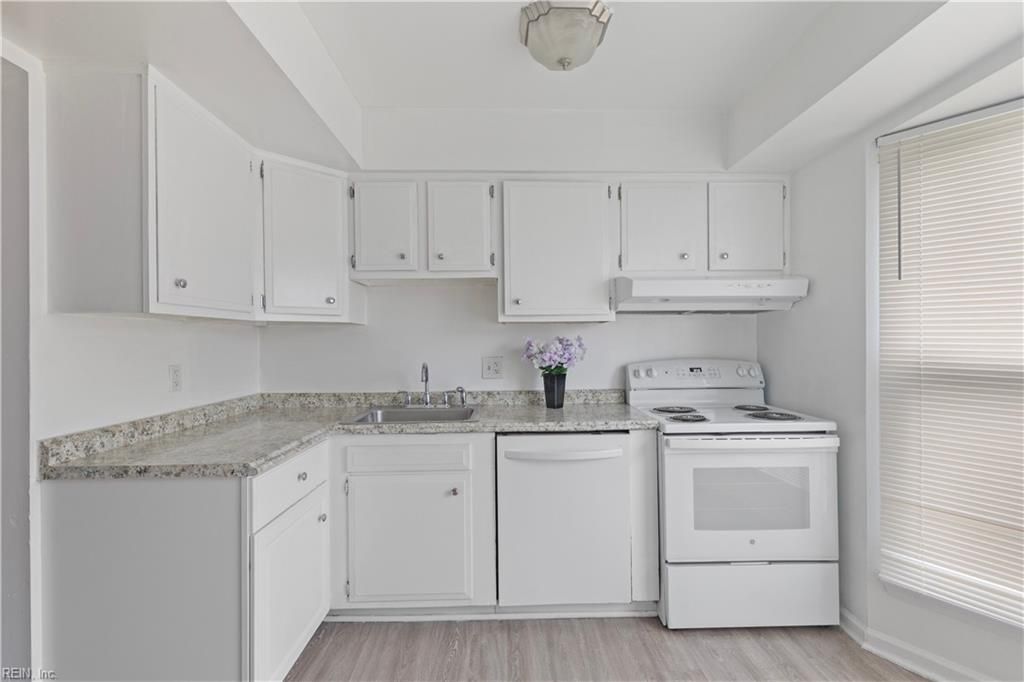 Photo of 609 Hustings Court Lane, Virginia Beach, VA 23452 (MLS # 10637058)