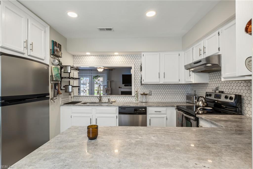 533 Pine Tops CT