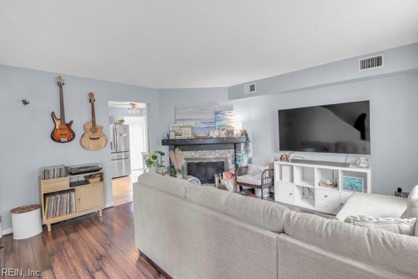 620 Lake Point CIR