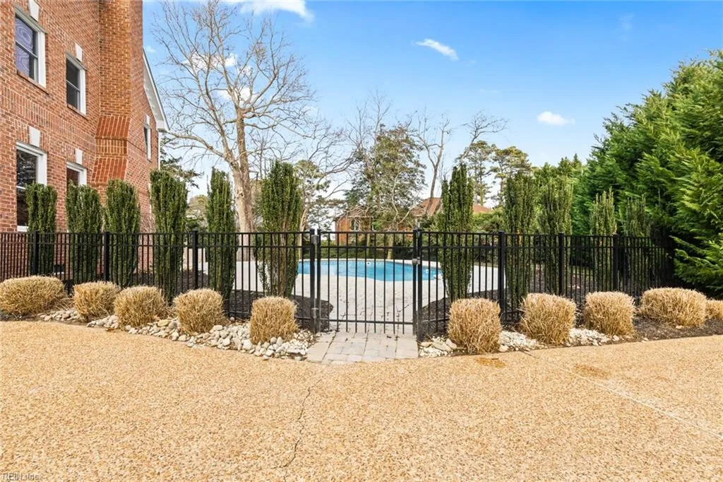 Virginia Beach, Virginia 23454, United States, 5 Bedrooms Bedrooms, ,4 BathroomsBathrooms,Residential,Pending,77899