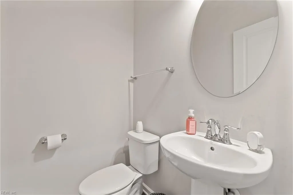 Chesapeake, Virginia 23323, United States, 5 Bedrooms Bedrooms, ,4 BathroomsBathrooms,Residential,Pending,36731