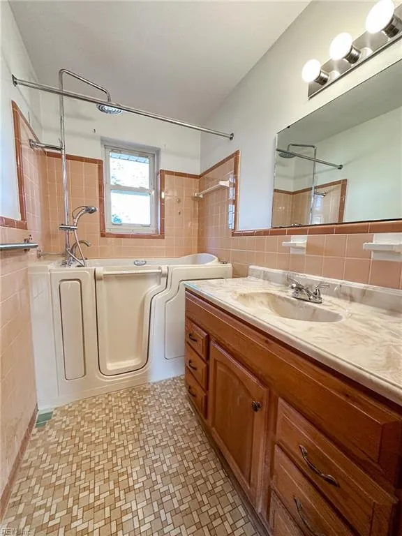 Portsmouth, Virginia 23703, United States, 3 Bedrooms Bedrooms, ,2 BathroomsBathrooms,Residential,Active,2479