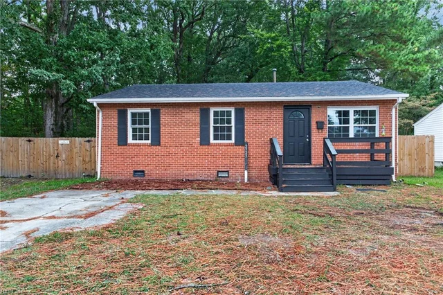 2323 Andrews Boulevard, photo 2 of 27