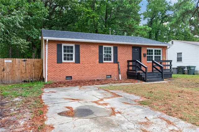 2323 Andrews Boulevard, photo 4 of 27