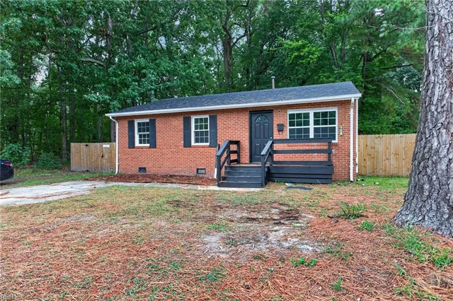 2323 Andrews Boulevard, photo 3 of 27