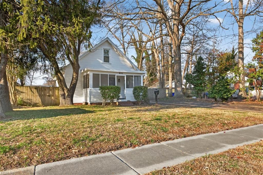 Photo of 928 Sheppard Avenue, Norfolk, VA 23518 (MLS # 10623688)