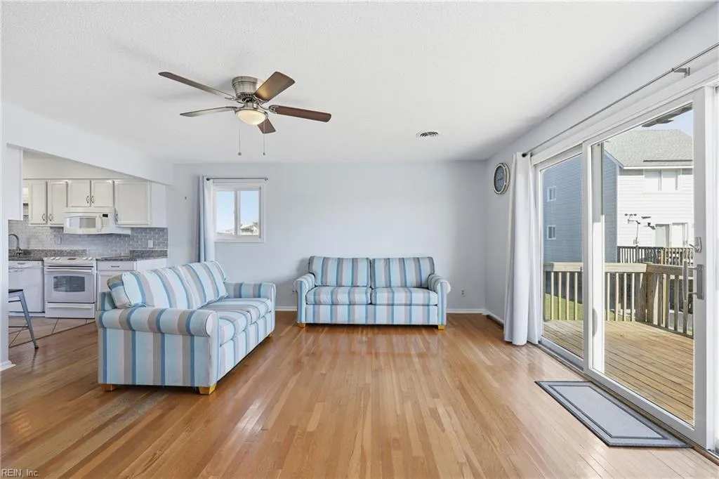 Kitty Hawk, North Carolina 27949, United States, 2 Bedrooms Bedrooms, ,3 BathroomsBathrooms,Residential,Active,204512