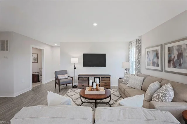 123 Tuscorora Lane, photo 4 of 15