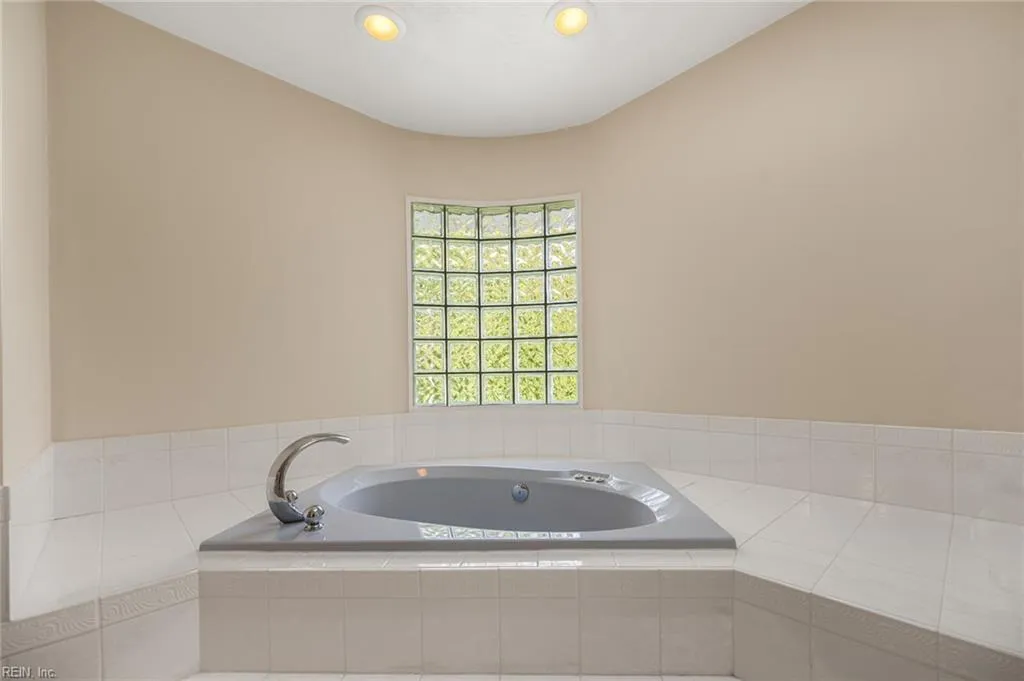 Virginia Beach, Virginia 23452, United States, 4 Bedrooms Bedrooms, ,4 BathroomsBathrooms,Residential,Pending,38181