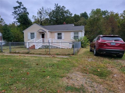 Photo of 12 E Commodore Drive, Newport News, VA 23601 (MLS # 10605862)