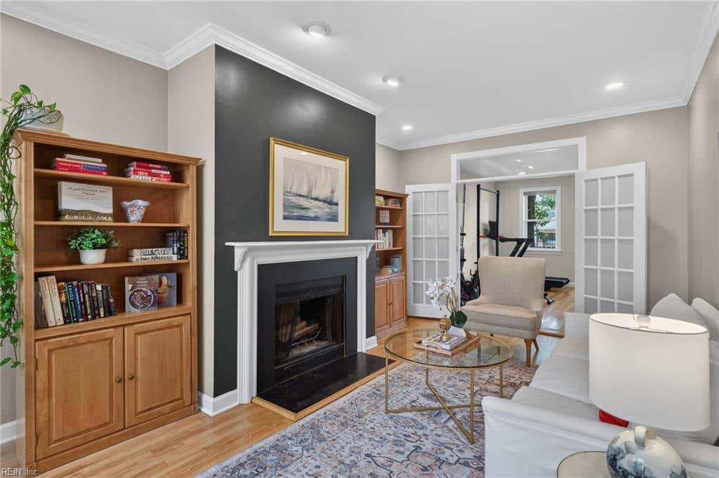 Photo of 1114 Colonial Avenue, Norfolk, VA 23507 (MLS # 10641355)