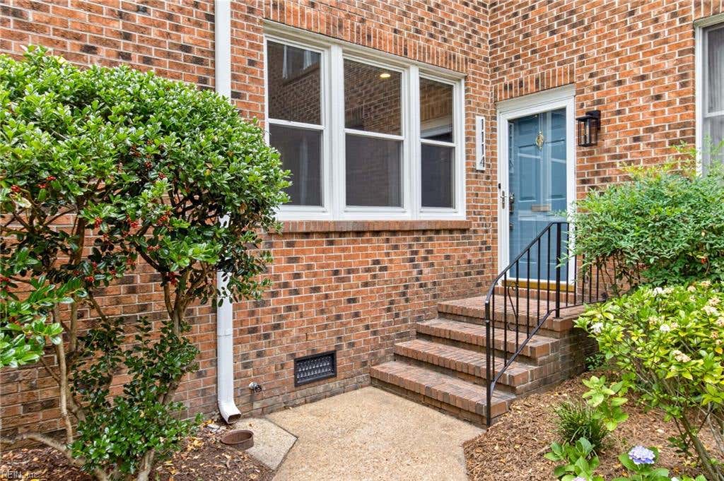 Photo of 1114 Colonial Avenue, Norfolk, VA 23507 (MLS # 10641355)