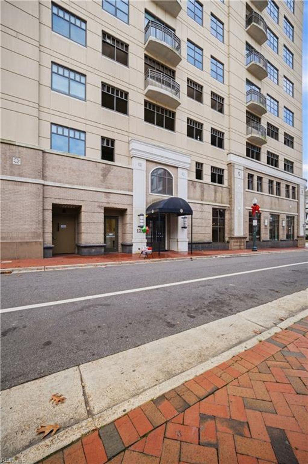 Photo of 123 College Place #905, Norfolk, VA 23510 (MLS # 10613809)